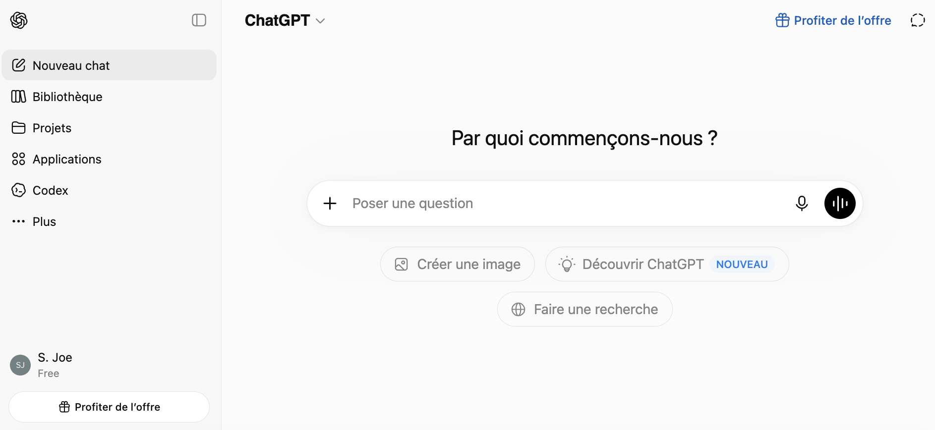 Écran d'accueil de ChatGPT en français : barre de navigation à gauche (Nouveau chat, Bibliothèque, Projets, Applications, Codex, Plus), sélecteur « ChatGPT » en haut, message « Par quoi commençons-nous ? » au centre, zone de saisie « Poser une question » et raccourcis Créer une image, Découvrir ChatGPT, Faire une recherche.